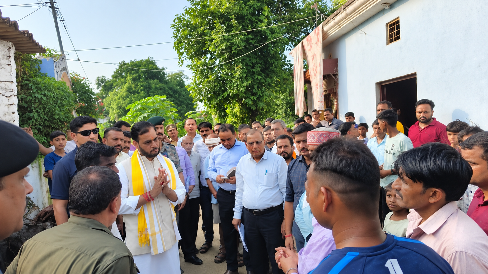 मंत्री के निर्देश पर 24 घंटे में शुरू हुई सड़क की मरम्मत, ग्रामीणों में खुशी